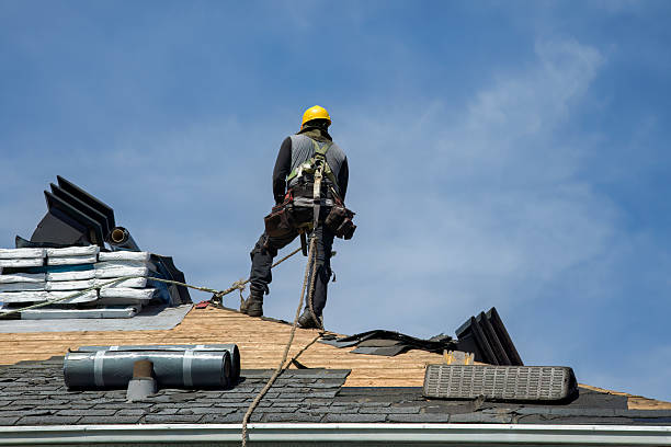 Professional Roofing technician working in Mesa, WA